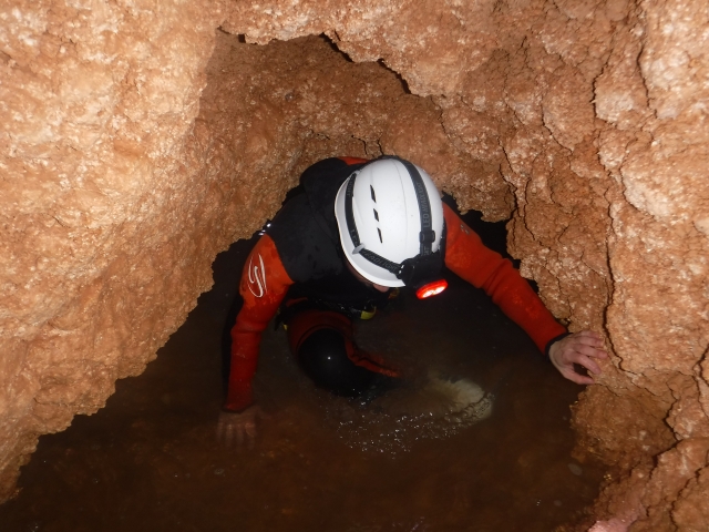  Stretto passaggio nella grotta 